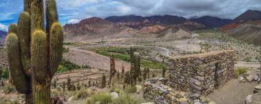 Tilcara arkeolojik alanı Pucara 'nın panoramik fotoğrafı - eski inka öncesi kalıntıları - Jujuy, Arjantin. Quebrada de Humahuaca
