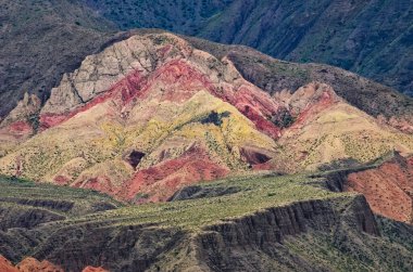 Vadi manzarasının Tilcara, Jujuy, Arjantin 'deki Garganta del Diablo' ya olan görüntüsü. Quebrada de Humahuaca