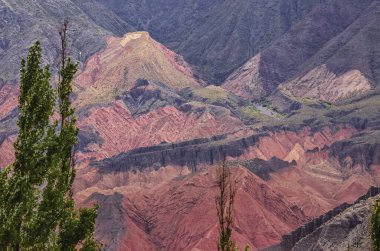 Tilcara 'daki Pucara arkeolojik anıtının yakınındaki vadi manzarasının fotoğrafı - eski inka öncesi kalıntıları - Jujuy, Arjantin
