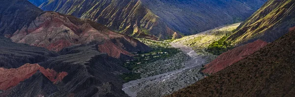 Tilcara, Jujuy, Arjantin 'deki Garganta del Diablo' ya giden yolun panoramik görüntüsü. Quebrada de Humahuaca