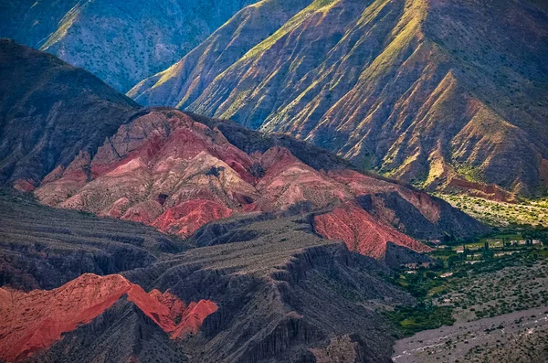 Vadi manzarasının Tilcara, Jujuy, Arjantin 'deki Garganta del Diablo' ya olan görüntüsü. Quebrada de Humahuaca