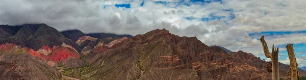 Tilcara 'daki Pucara arkeolojik anıtındaki manzara manzarasının panoramik fotoğrafı - eski inka öncesi kalıntıları - Jujuy, Arjantin. Quebrada de Humahuaca