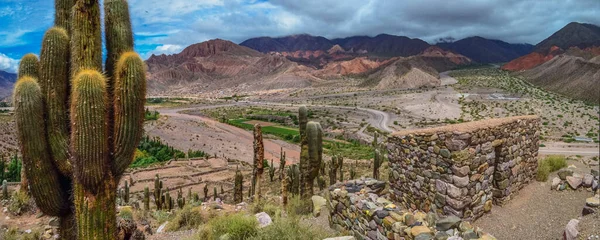 Tilcara arkeolojik alanı Pucara 'nın panoramik fotoğrafı - eski inka öncesi kalıntıları - Jujuy, Arjantin. Quebrada de Humahuaca