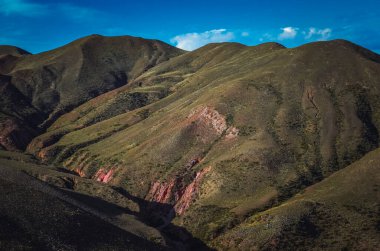 Yılan dağ yolunun manzarası. Humahuaca 'dan Salta, Arjantin' deki Iruya 'ya giden 13. yol. Gökyüzü ve jeolojik oluşum