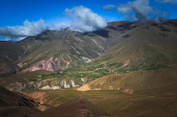 Yılan dağ yolunun manzarası. Humahuaca 'dan Salta, Arjantin' deki Iruya 'ya giden 13. yol. Gökyüzü ve jeolojik oluşum