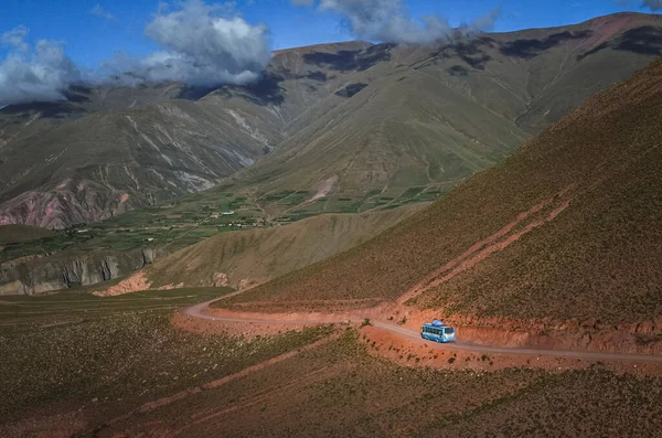Yılan dağ yolunun manzarası. Humahuaca 'dan Salta, Arjantin' deki Iruya 'ya giden 13. yol. Gökyüzü ve jeolojik oluşum