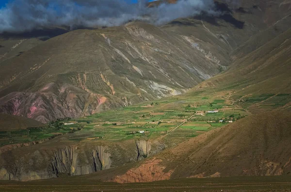 Yılan dağ yolunun manzarası. Humahuaca 'dan Salta, Arjantin' deki Iruya 'ya giden 13. yol. Gökyüzü ve jeolojik oluşum