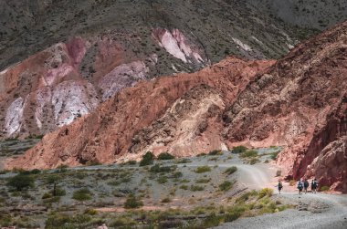 Arjantin, Jujuy 'daki Purmamarca köyündeki renkli tepelerin ve dağların stok fotoğrafı. Peyzaj