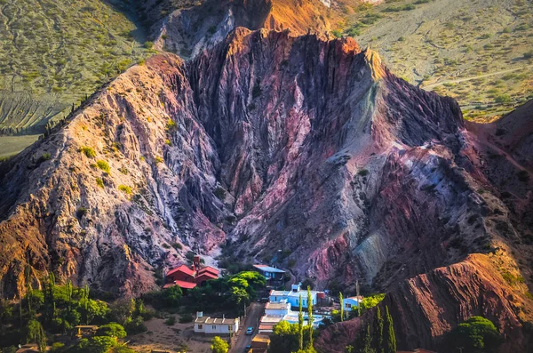 Arjantin, Jujuy 'daki Purmamarca köyündeki renkli tepelerin ve dağların stok fotoğrafı. Peyzaj