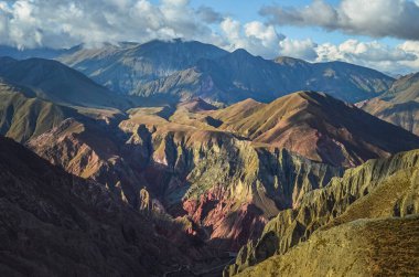Arjantin 'in Salta köyündeki renkli tepelerin ve dağların stok fotoğrafı. Renkli manzara