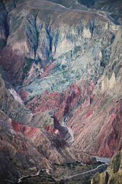 Arjantin 'in Salta köyündeki renkli tepelerin ve dağların stok fotoğrafı. Renkli manzara