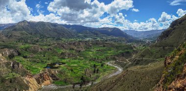 Peru 'daki Colca Kanyonu' ndaki tarımsal tarlaların panoramik hava manzarası. Güney Amerika vadisi, manzara ve dağlar. Colca Nehri