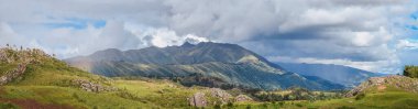 Qenqo Arkeoloji Alanı yakınlarındaki Cusco 'nun panoramik manzarası ve güzel manzara tepeleri. Cusco, Peru, Güney Amerika