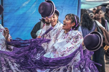 Renkli geleneksel giyinmiş Perulu kadınlar dans ediyor ve Aziz San Antonio Abad 'ın Hıristiyan kutlamalarını kutluyorlar. Festival ve geçit töreni. 17 Ocak. 2014, Cusco, Peru, Güney Amerika