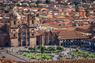 Cusco şehrindeki çatıların ve ana meydanın (kışla meydanı) havadan görüntüsü. Katedral, evler ve kiliseler oldukça uzak bir noktadan. Peru, Güney Amerika