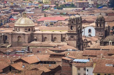 Cusco 'daki çatıların havadan görünüşü. Uzak bir noktadan evler ve kiliseler. Peru, Güney Amerika