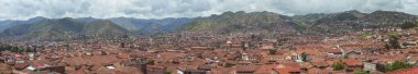 Cusco şehrinin çatılarının panoramik fotoğrafı. Etrafı yeşillerle çevrili bir vadideki kiremit çatılar. Peru, Güney Amerika