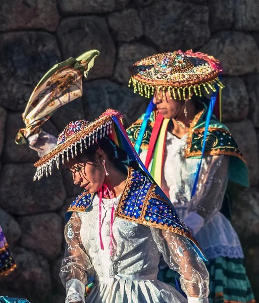 Kleurrijke Traditionele Gekleed Peruaanse Vrouwen Dansen Vieren Tijdens Christelijke Viering — Stockfoto