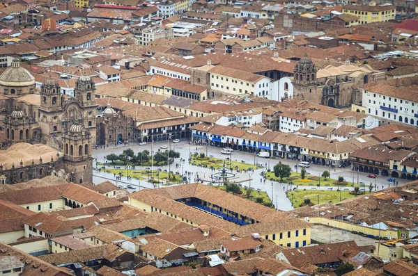 Cusco şehrindeki çatıların ve ana meydanın (kışla meydanı) havadan görüntüsü. Katedral, evler ve kiliseler oldukça uzak bir noktadan. Peru, Güney Amerika
