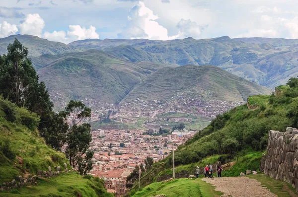 Sacsayhuaman Inca arkeolojik alanı ve şehrin dışındaki antik kaleden dağlarla çevrili Cusco kentinin hava manzarası. Peru, Güney Amerika