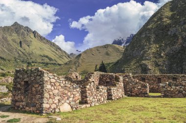 Llactapata, İnka 'nın Peru' daki antik uygarlığından Machu Picchu arkeolojik sahasına uzanan İnka patikasındaki harabeler. Güney Amerika