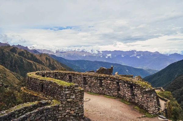 ペルーのインカの古代文明からマチュピチュ遺跡へのインカのトレイル上のプユパタマラ遺跡の戦略的警戒点の人間の見解 — ストック写真