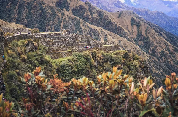 Distant View Phuyupatamarca Ruins Unrecognizable People Inca Trail Machu Picchu — Stock Photo, Image