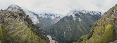 Machu Picchu 'nun antik mimarisi ve harabeleri ile çevrili kutsal Urubamba Vadisi' nin panoramik manzarası İnka medeniyetinden kaybolan şehir. Cusco Eyaleti. Peru, Güney Amerika
