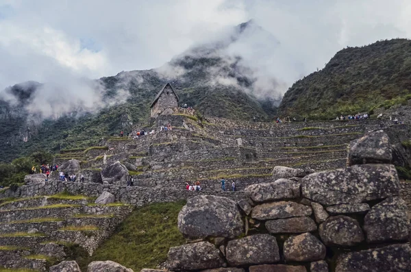 マチュピチュの遺跡や古代建築物の上の雲は クスコ県の神聖な谷のインカ文明から都市を失った ペルー — ストック写真