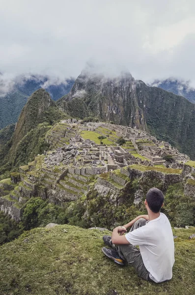 若い男が座って マチュピチュHuaynaピチュ山と都市を失った考えています クスコ県の神聖な谷の古代インカ文明の遺跡 ペルー — ストック写真