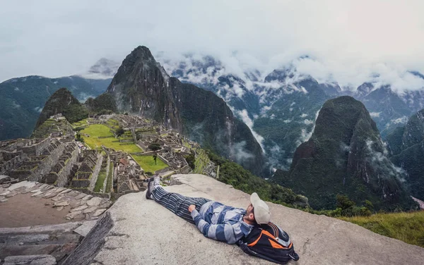 Colpo Panoramico Giovane Che Corica Contemplando Machu Picchu Perso Città — Foto Stock