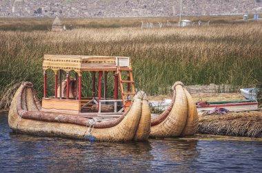Titicaca Gölü, Puno, Peru 'daki Uros Adaları' nda yüzen sazlıktan yapılmış tekne ve evler