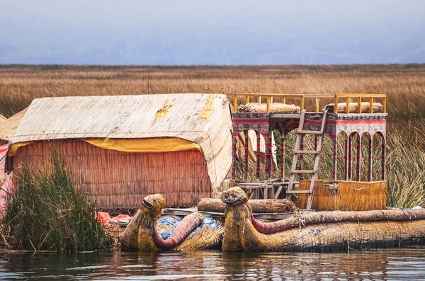 Titicaca Gölü, Puno, Peru 'daki Uros Adaları' nda yüzen sazlıktan yapılmış tekne ve evler