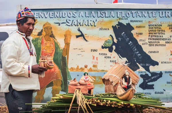 Uros Adası, Titicaca Gölü, 27 Ocak 2014. Yerli orta yaşlı bir adam toplumlarının yüzen kamışlı ev ve tekneleri nasıl inşa ettiğini öğretiyor. Puno, Peru