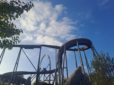 Parktaki dönme dolap.