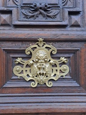 Sapı olan eski ahşap kapı.