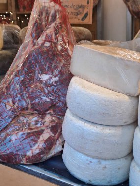 Dükkandaki bir parça peynirin dikey görüntüsü.