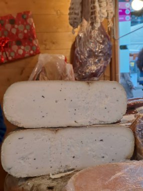 Mağazadaki lezzetli peynirin yakın plan fotoğrafı.