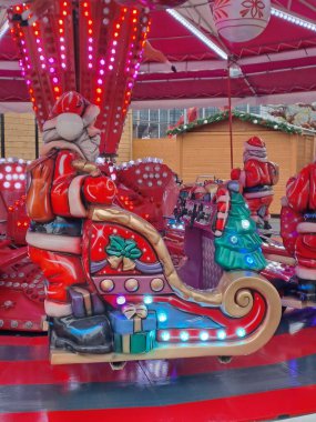 Sokakta yılbaşı süslemeleri