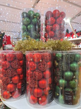 Kırmızı toplarla Noel süslemesi