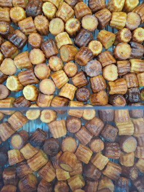 Markette kızarmış patatesleri yakın.