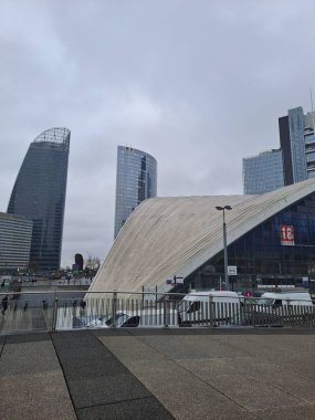 Şehrin modern binası