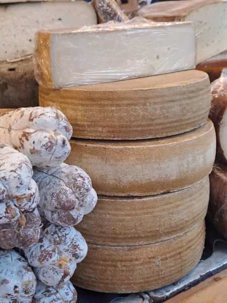 Tahta arka planda taze ekmek ve peynir.