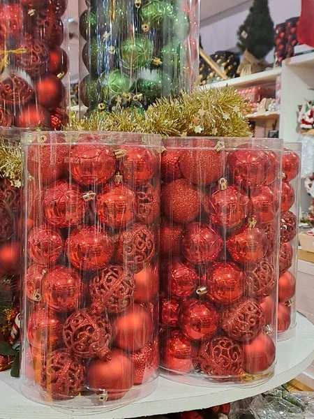 Kırmızı toplarla Noel süslemesi