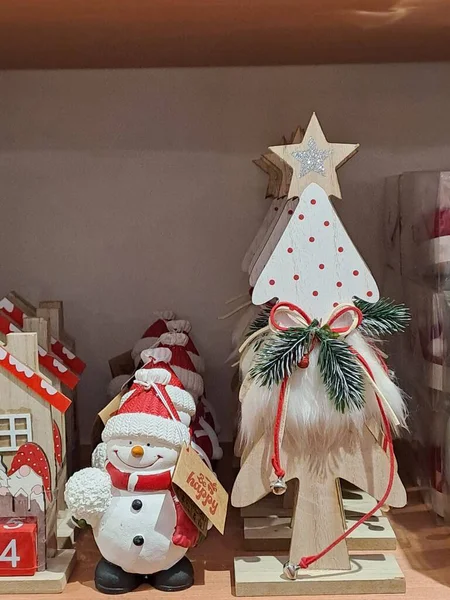 Noel ağacı hediyeler ve ahşap arka planda süslemeler