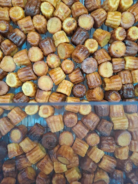 Markette kızarmış patatesleri yakın.