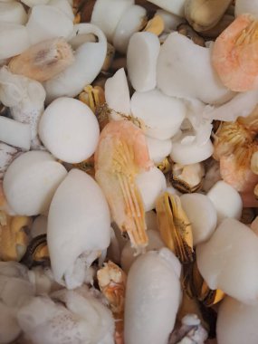 Pazarda taze karides var.