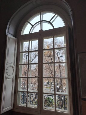 Şehirdeki eski pencere