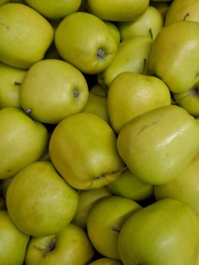 Pazarda taze elmalar