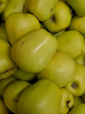 Bir kasedeki yeşil elmalar. yüksek kaliteli fotoğraf